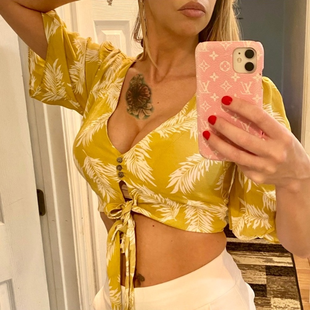 SOLD SOLD SOLD Palm print🏝 wrap crop small top - Picture 3 of 9